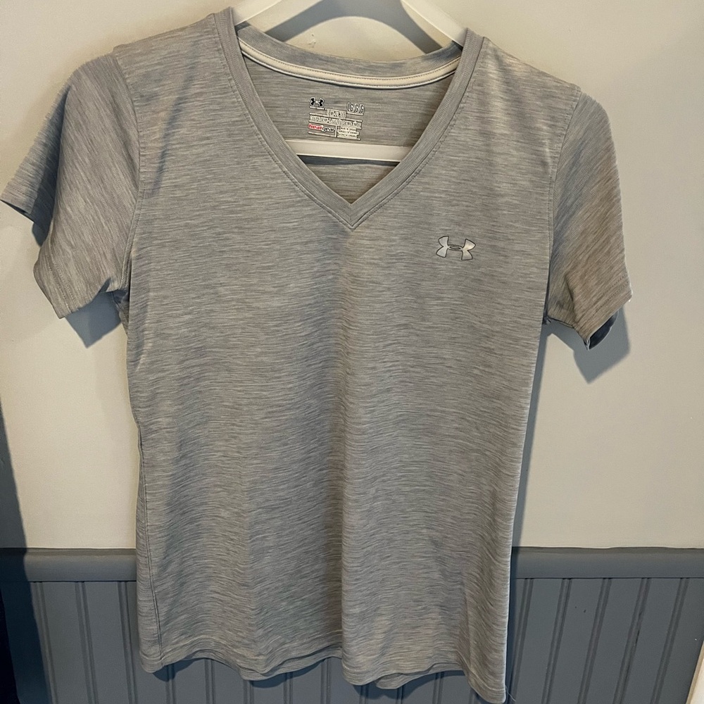 EUC. Under Armour Women's Gray V-Neck t-shirt.